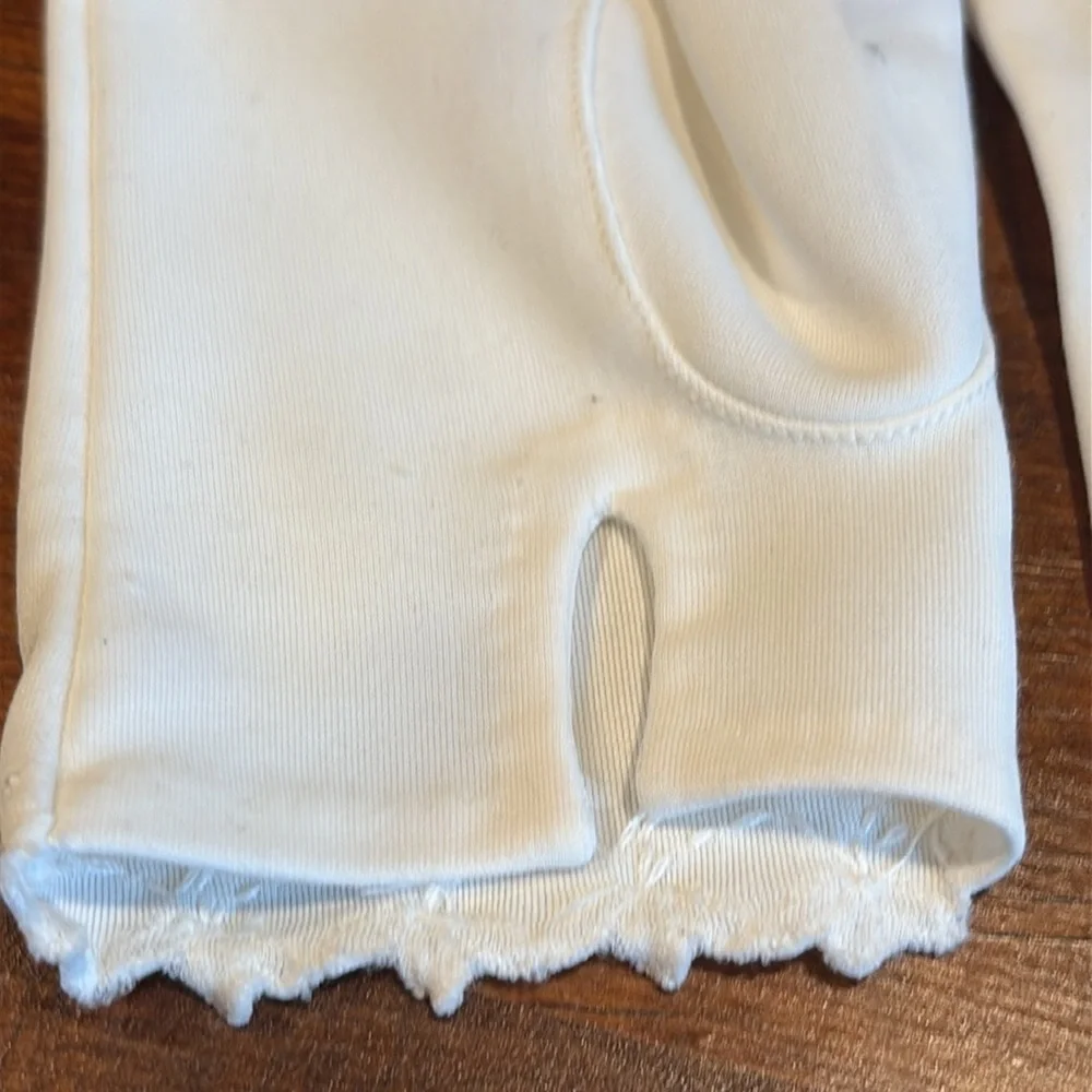 Elegant White Ivory Vintage 50s Gloves wrist length with embroidered Trim Sz 7